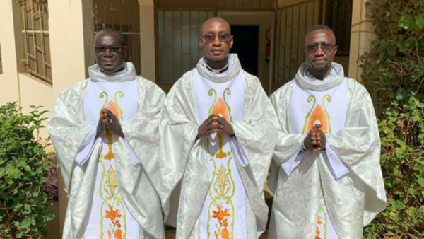 Ordination sacerdotale en la Paroisse Saint Pierre des Baobabs