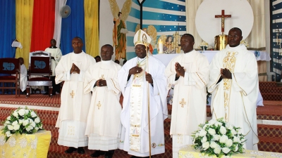Professions perp&eacute;tuelles et ordinations en Ouganda