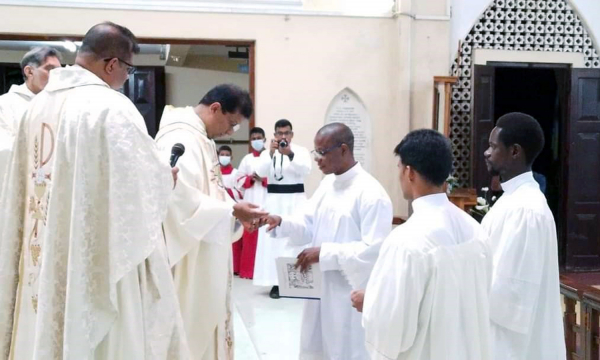 PROFESSION PERP&Eacute;TUELLE AU SRI LANKA