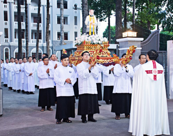 Célébration du 60e anniversaire de la  canonisation d’Eymard au Vietnam