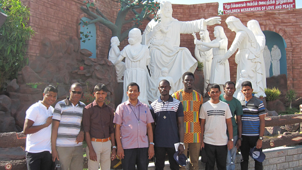 Les scolastiques Sri Lankais en Inde Pèlerinage et stage pastoral