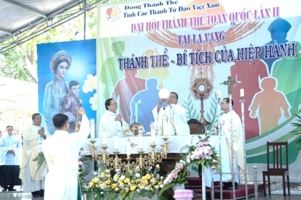 Le deuxi&egrave;me Congr&egrave;s Eucharistique c&eacute;l&eacute;br&eacute; &agrave; La Vang, au Vietnam